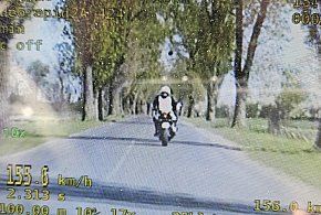 Przez chwilę poczuł się "królem szos". Podróż skończył bolesnym hamowaniem