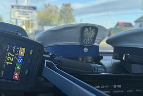 Nie uczy się na błędach. Spotkanie z policją szybko zmieniło tempo tej jazdy