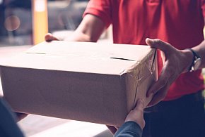 Odebrali przesyłkę w pośpiechu. Teraz sprawą zajmuje się gostyńska policja