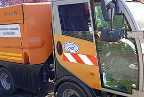 Kupili zamiatarkę, a piasek dalej leży? Mieszkanka nie wytrzymała, bo wszystko...