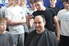 Uczniowie ogolili nauczyciela na łyso! W jego ślady poszli inni. To było piękne