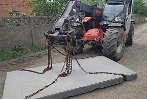 Przewoził betonową płytę na łańcuchach. Wystarczył jeden błąd. Policjanci...