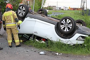 Kia kontra bus z lawetą. Finał opłakany. Po zderzeniu osobówka leżała na dachu
