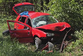 Wypadek z udziałem 18-latka! Jego auto zjechało z drogi. Kierowca w szpitalu