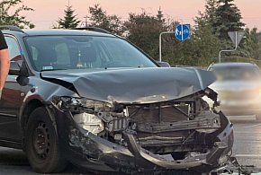 Wieczór, skrzyżowanie i dwa rozbite auta. Służby interweniowały w Gostyniu
