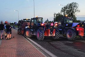 Jechał przez rondo, wtedy to się stało. Beczka zablokowała obwodnicę DW 434