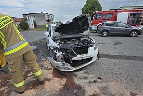Manewr na skrzyżowaniu zakończony czołowym zderzeniem. Kobieta trafiła...
