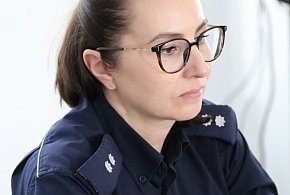 Auto w rowie i kierowca biegnący drogą... Policjanci szybko połączyli kropki