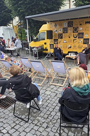 Piknik czytelniczy na gostyńskim rynku-13429
