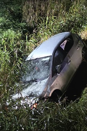 Auto wpadło do rzeczki na trasie Gostyń-Grabonóg-13519