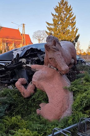 Samochód wjechał w rzeźbę koni w Pępowie-13608