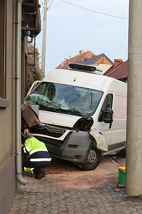 Samochód wjechał w budynek mieszkalny w Pogorzeli-13678