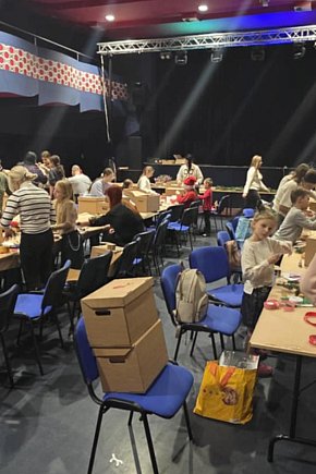 Warsztaty pakowania prezentów w GOK Hutnik-13704