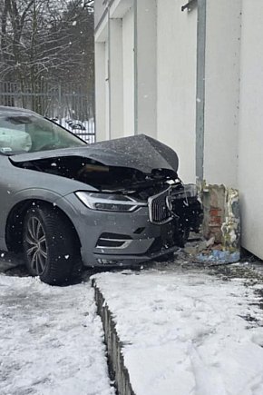 Samochód wjechał w budynek Podleśnej w Gostyniu-13731