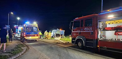 Pociąg staranował dostawczaka. Strażacy "wycinali" kierowcę z wraku-82946