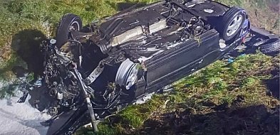 Podczas dachowania wypadli z auta! Jechali za szybko, a do tego byli...-84437