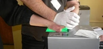 Szok! Chodził po mieście i strzelał do zaparkowanych samochodów-84728