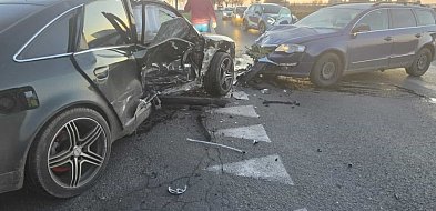 Jedno wymuszenie i chaos na drodze. Dwie osoby w szpitalu-84896