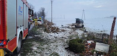 Seat w polu, Ctroen na jezdni, a między nimi zniszczona kapliczka-85266