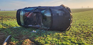 BMW wyleciało z drogi i dachowało na polu. Za kierownicą 21-latek-85350