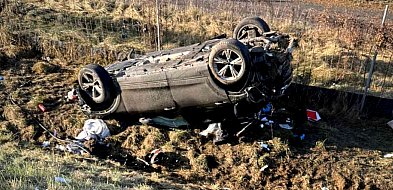 Auto runęło ze skarpy i dachowało. W środku był uwięziony 12-latek-85797