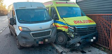 Jadąc na sygnale popełnił błąd! Karetka rozbita, kierowca ukarany mandatem-85992