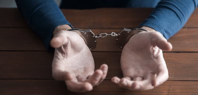 W środku nocy, w kajdankach na rękach przyszedł do strażaków. I nie był...-86260