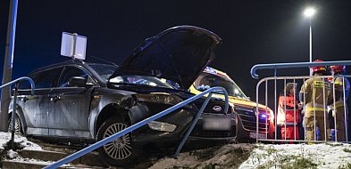 Jechała z dzieckiem i straciła panowanie. Auto "zawisło" na barierkach-86497