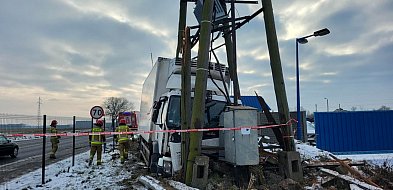 Kierowca stracił przytomność. Wjechał prosto w słup energetyczny-86533