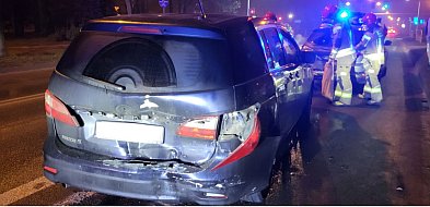 Uderzył w auta i uciekł. Po drodze zgubił... tablice rejestracyjną-86875