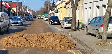 Góra obornika wylądowała na drodze. Smród ciągnął się "przez pół miasta"