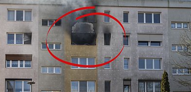 Pożar mieszkania w bloku. Ogień odciął niektórym drogę ewakuacji.