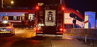 Na przejeździe kolejowym, samochód zderzył się z pociągiem! Kierująca...