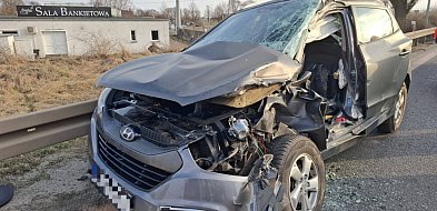 Wjechała na obwodnicę, prosto pod ciężarówkę z drewnem. Była zakleszczona