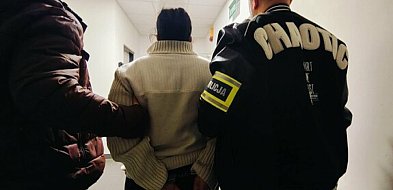 Miała wiele twarzy. Raz była lekarką, raz adwokatką. Cel był jeden