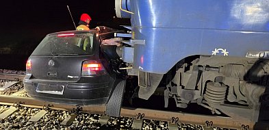 Wjechał na tory i uciekł. Chwilę później samochód staranował pociąg