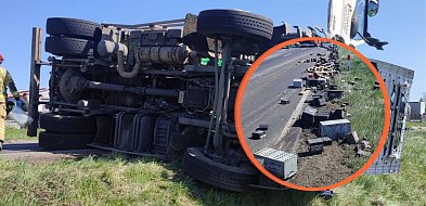 Groźny wypadek pod Śremem i dziesiątki akumulatorów na drodze