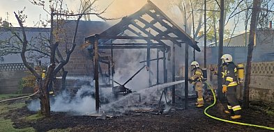 Z szopy zostały tylko zgliszcza. Strażacy bronili też pobliskiego domu
