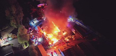 Z hali praktycznie nic nie zostało. Strażacy całą noc walczyli z ogniem
