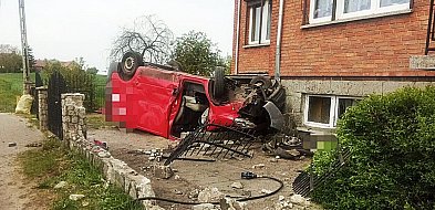 Zniszczone ogrodzenie to najmniejszy problem. Kierowca był kompletnie pijany