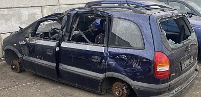 Skradziona taksówka, odnaleziona w punkcie złomu. Była w stanie rozkładu