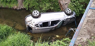 Leżał zakrwawiony na chodniku. W rzece znaleziono jego auto...