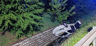 Nocna jazda BMW zakończyła się w rowie. W aucie były cztery młode osoby