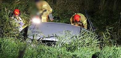 Jadąc autem zapatrzył się w telefon. Samochód w rowie, 18-latka w szpitalu