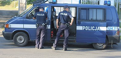 Zuchwała kradzież w Śremie. Policja szuka mężczyzny w białej czapce