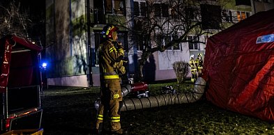 Pożar mieszkania w bloku! Jedna osoba ranna, a ponad 20 ewakuowano