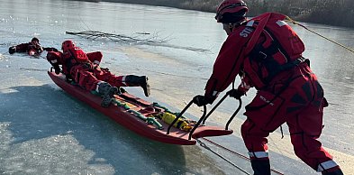 Czarny scenariusz w Smogorzewie. Załamał się lód. Tak wyglądała ewakuacja