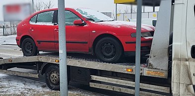 Porzucił auto na osiedlu. Po wizycie strażników zrobił z nim porządek w dwie...