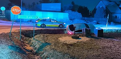 Rów zatrzymał Mercedesa. Potem pojawiła się policja. Tego wyniku już nie cofnie