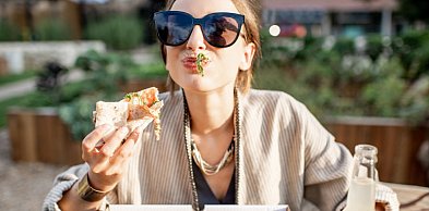 Wolność czy ucieczka? Coraz więcej ludzi wybiera... siebie. Z czego to wynika?